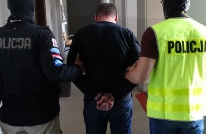 {Olsztyńscy policjanci zatrzymali oszusta, który wyłudzał pieniądze metodą „na funkcjonariusza CBŚP”.}