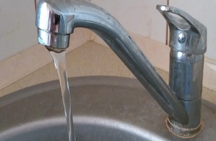 {Sanepid wydał zakaz spożywania wody z wodociągów zasilających prawie 30 miejscowości.}