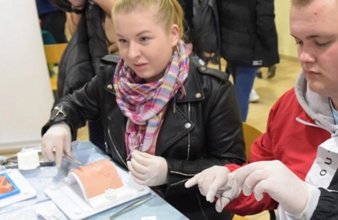 {Studenci Uniwersytetu Warmińsko-Mazurskiego wygrali Mistrzostwa Polski w Szyciu Chirurgicznym.}